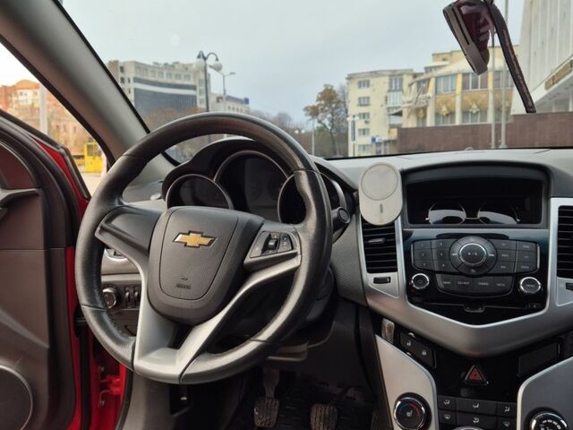 Красный Шевроле Круз, объемом двигателя 1.6 л и пробегом 169 тыс. км за 7700 $, фото 11 на Automoto.ua