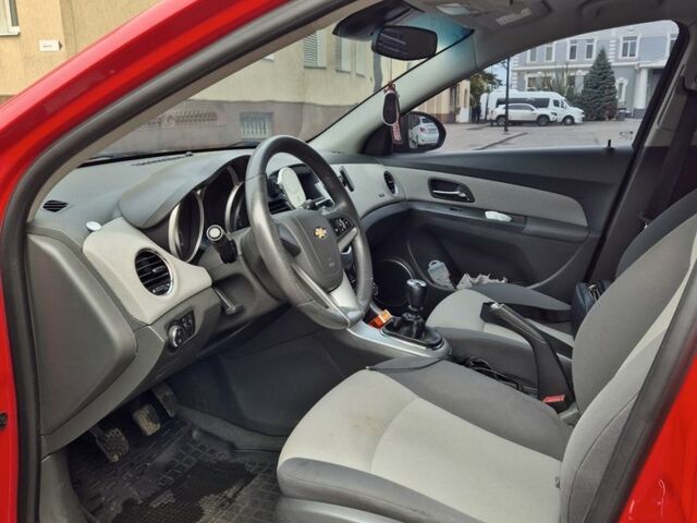 Красный Шевроле Круз, объемом двигателя 1.6 л и пробегом 169 тыс. км за 7700 $, фото 9 на Automoto.ua