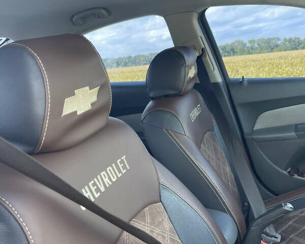 Красный Шевроле Круз, объемом двигателя 1.99 л и пробегом 181 тыс. км за 9000 $, фото 21 на Automoto.ua