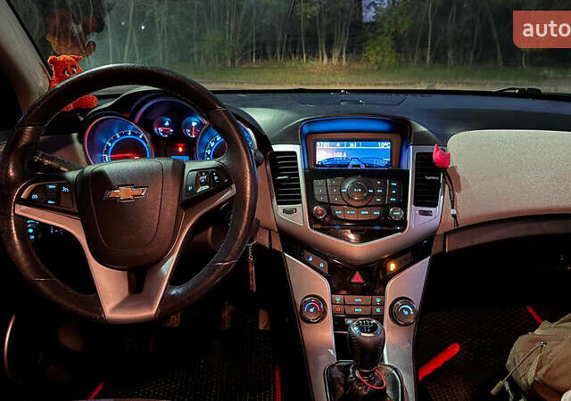 Красный Шевроле Круз, объемом двигателя 1.8 л и пробегом 130 тыс. км за 6700 $, фото 7 на Automoto.ua