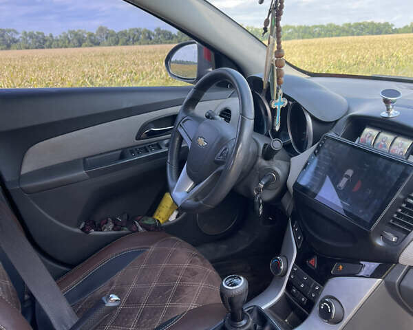 Красный Шевроле Круз, объемом двигателя 1.99 л и пробегом 181 тыс. км за 9000 $, фото 20 на Automoto.ua