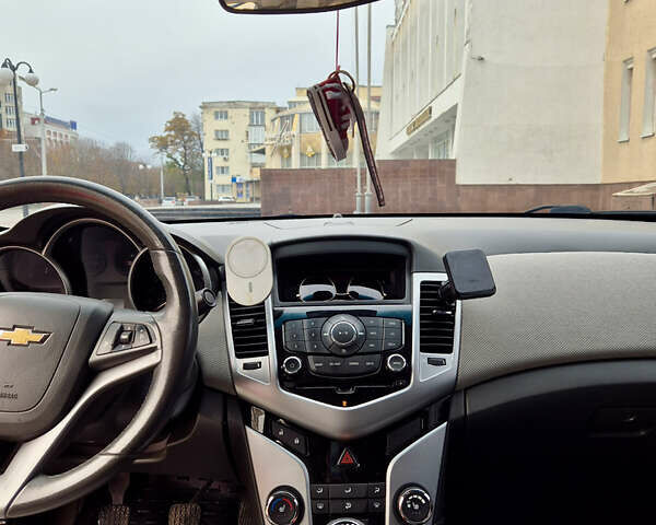 Красный Шевроле Круз, объемом двигателя 1.6 л и пробегом 169 тыс. км за 7600 $, фото 10 на Automoto.ua