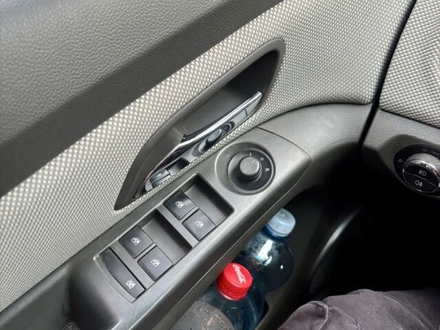 Красный Шевроле Круз, объемом двигателя 1.6 л и пробегом 169 тыс. км за 7700 $, фото 14 на Automoto.ua