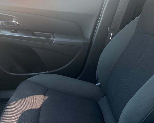 Красный Шевроле Круз, объемом двигателя 1.36 л и пробегом 200 тыс. км за 7300 $, фото 13 на Automoto.ua