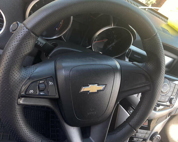 Красный Шевроле Круз, объемом двигателя 1.36 л и пробегом 200 тыс. км за 7300 $, фото 3 на Automoto.ua