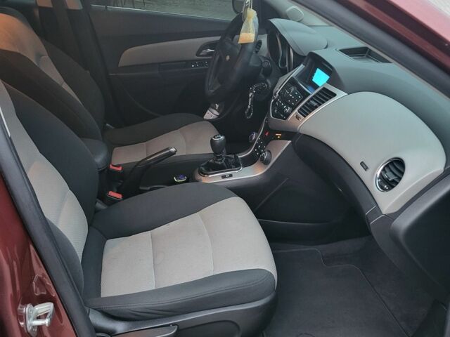 Красный Шевроле Круз, объемом двигателя 1.8 л и пробегом 174 тыс. км за 6300 $, фото 6 на Automoto.ua