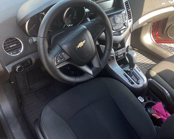 Красный Шевроле Круз, объемом двигателя 1.36 л и пробегом 200 тыс. км за 7300 $, фото 4 на Automoto.ua