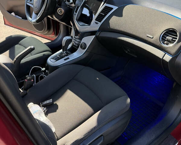 Красный Шевроле Круз, объемом двигателя 1.8 л и пробегом 180 тыс. км за 6800 $, фото 9 на Automoto.ua