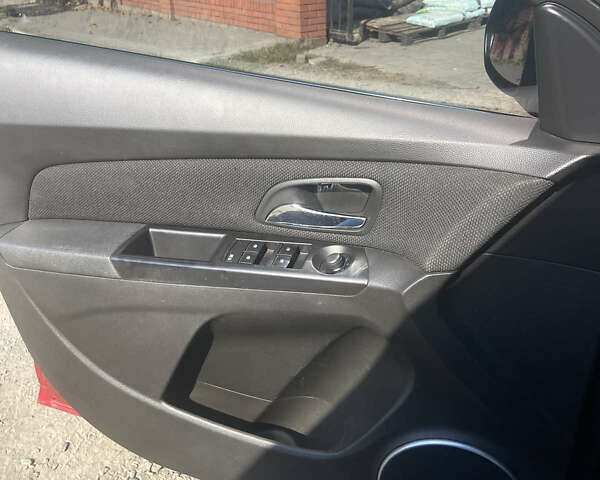 Красный Шевроле Круз, объемом двигателя 1.36 л и пробегом 200 тыс. км за 7300 $, фото 2 на Automoto.ua