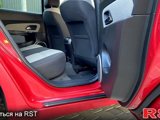 Красный Шевроле Круз, объемом двигателя 1.6 л и пробегом 121 тыс. км за 8000 $, фото 3 на Automoto.ua