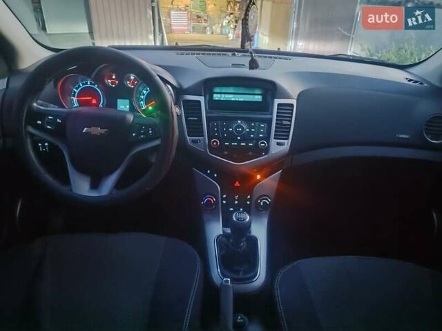 Красный Шевроле Круз, объемом двигателя 1.6 л и пробегом 148 тыс. км за 7000 $, фото 15 на Automoto.ua
