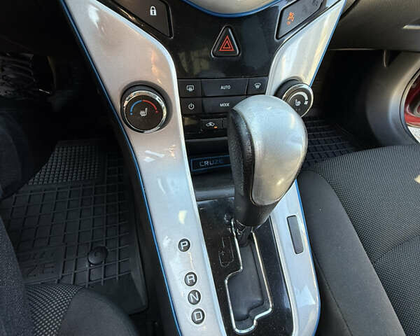 Красный Шевроле Круз, объемом двигателя 1.8 л и пробегом 180 тыс. км за 6800 $, фото 12 на Automoto.ua