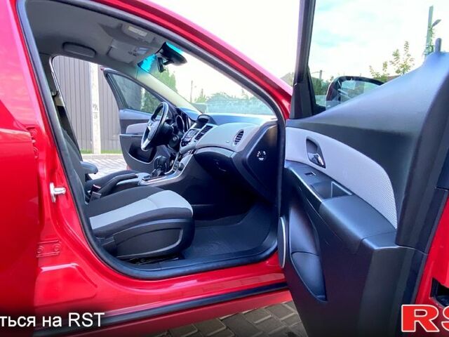 Красный Шевроле Круз, объемом двигателя 1.6 л и пробегом 121 тыс. км за 8000 $, фото 10 на Automoto.ua