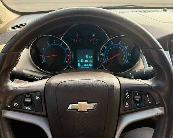 Красный Шевроле Круз, объемом двигателя 1.36 л и пробегом 232 тыс. км за 8300 $, фото 6 на Automoto.ua