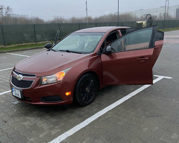 Красный Шевроле Круз, объемом двигателя 1.8 л и пробегом 266 тыс. км за 6250 $, фото 3 на Automoto.ua