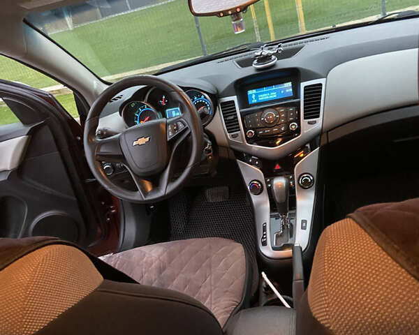 Красный Шевроле Круз, объемом двигателя 1.8 л и пробегом 266 тыс. км за 6250 $, фото 7 на Automoto.ua