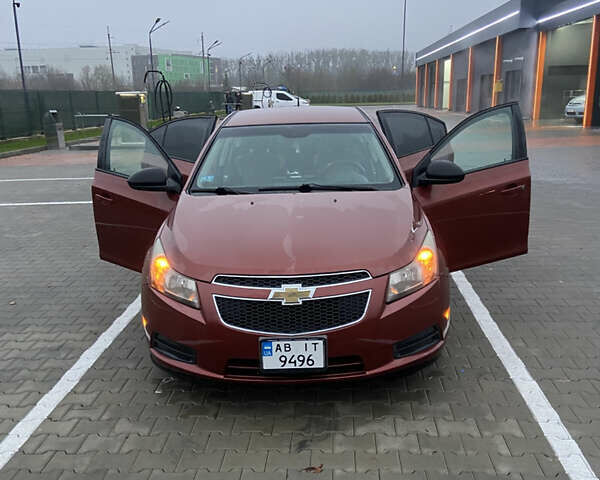 Красный Шевроле Круз, объемом двигателя 1.8 л и пробегом 266 тыс. км за 6250 $, фото 2 на Automoto.ua