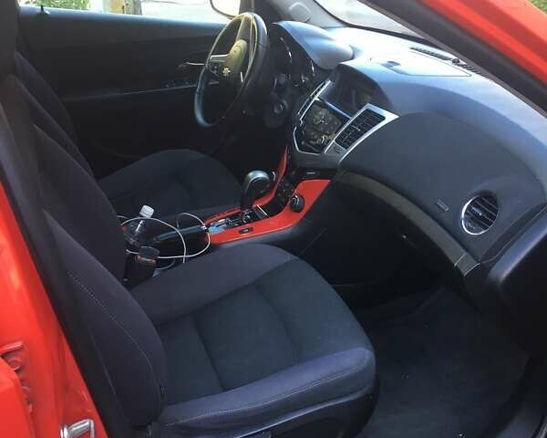 Красный Шевроле Круз, объемом двигателя 1.36 л и пробегом 260 тыс. км за 7900 $, фото 2 на Automoto.ua