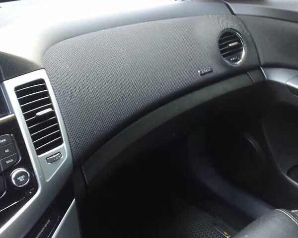 Красный Шевроле Круз, объемом двигателя 1.36 л и пробегом 142 тыс. км за 7000 $, фото 25 на Automoto.ua