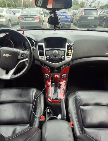 Красный Шевроле Круз, объемом двигателя 1.36 л и пробегом 220 тыс. км за 7500 $, фото 19 на Automoto.ua