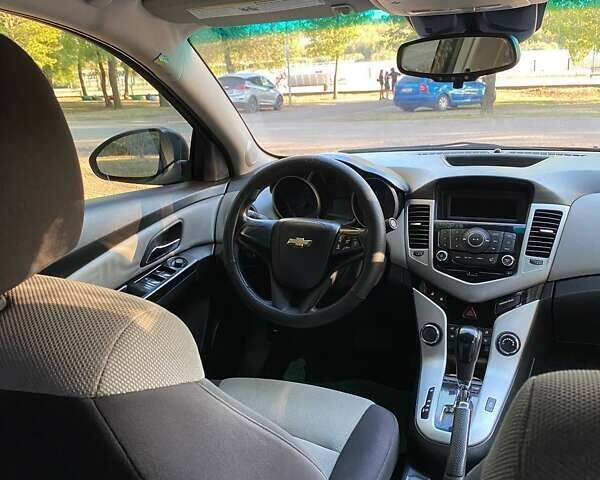 Красный Шевроле Круз, объемом двигателя 1.8 л и пробегом 180 тыс. км за 6800 $, фото 2 на Automoto.ua