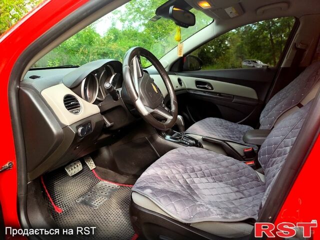 Красный Шевроле Круз, объемом двигателя 1.4 л и пробегом 190 тыс. км за 8000 $, фото 4 на Automoto.ua