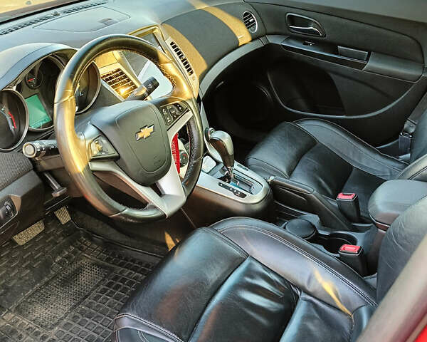 Красный Шевроле Круз, объемом двигателя 1.36 л и пробегом 160 тыс. км за 7500 $, фото 9 на Automoto.ua