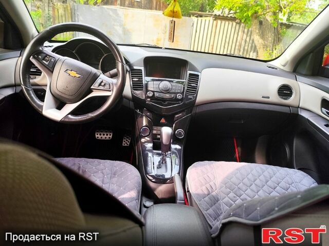 Красный Шевроле Круз, объемом двигателя 1.4 л и пробегом 190 тыс. км за 8000 $, фото 6 на Automoto.ua