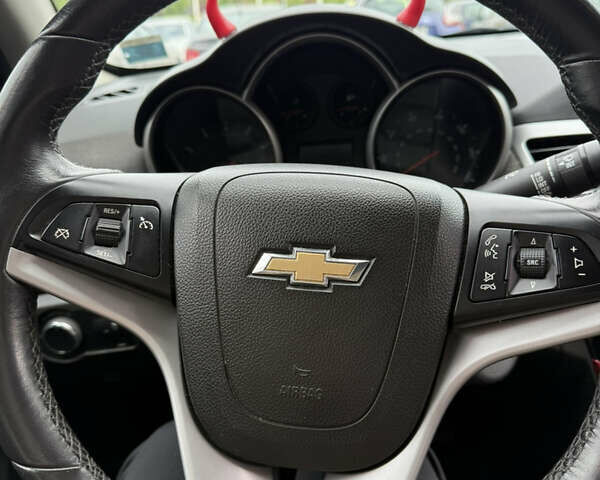 Красный Шевроле Круз, объемом двигателя 1.36 л и пробегом 220 тыс. км за 7500 $, фото 11 на Automoto.ua