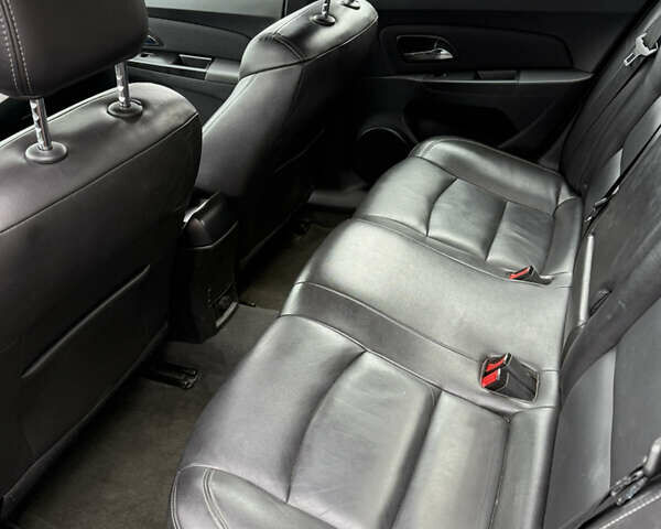 Красный Шевроле Круз, объемом двигателя 1.36 л и пробегом 220 тыс. км за 7500 $, фото 10 на Automoto.ua