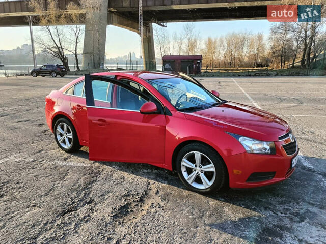 Красный Шевроле Круз, объемом двигателя 1.36 л и пробегом 160 тыс. км за 7500 $, фото 1 на Automoto.ua