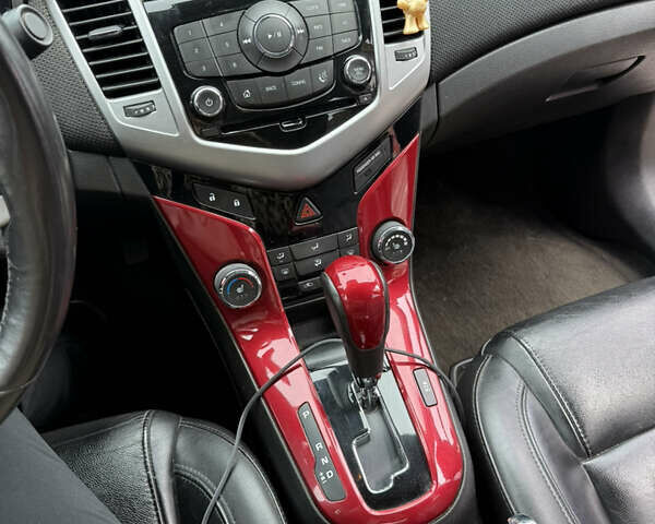 Красный Шевроле Круз, объемом двигателя 1.36 л и пробегом 220 тыс. км за 7500 $, фото 12 на Automoto.ua