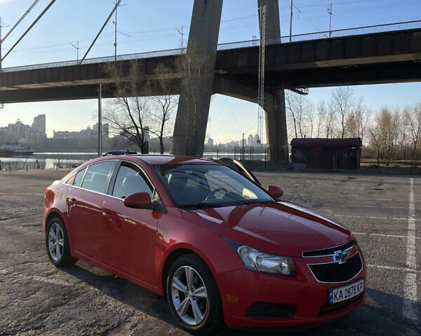 Красный Шевроле Круз, объемом двигателя 1.36 л и пробегом 160 тыс. км за 7500 $, фото 2 на Automoto.ua