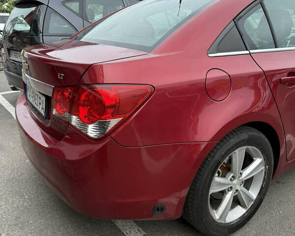 Красный Шевроле Круз, объемом двигателя 1.36 л и пробегом 220 тыс. км за 7500 $, фото 3 на Automoto.ua