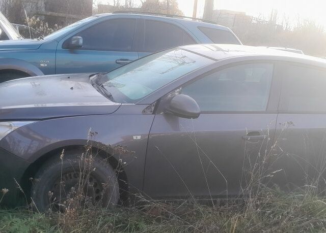 Серый Шевроле Круз, объемом двигателя 1 л и пробегом 150 тыс. км за 4500 $, фото 4 на Automoto.ua