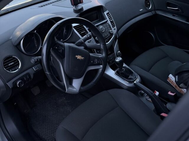 Сірий Шевроле Круз, об'ємом двигуна 1.8 л та пробігом 125 тис. км за 3000 $, фото 9 на Automoto.ua