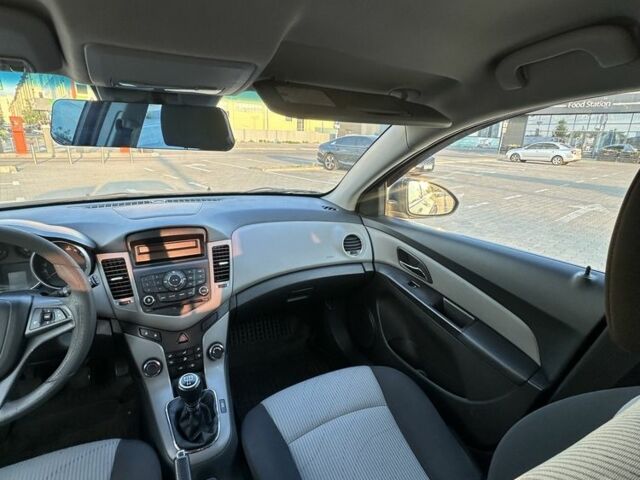 Серый Шевроле Круз, объемом двигателя 1.6 л и пробегом 289 тыс. км за 4950 $, фото 16 на Automoto.ua