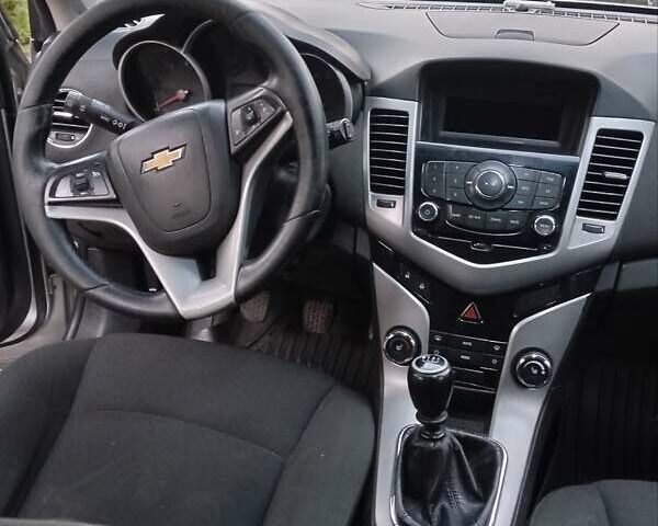 Серый Шевроле Круз, объемом двигателя 1.8 л и пробегом 248 тыс. км за 6250 $, фото 4 на Automoto.ua
