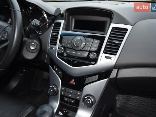 Серый Шевроле Круз, объемом двигателя 1.8 л и пробегом 38 тыс. км за 9500 $, фото 12 на Automoto.ua