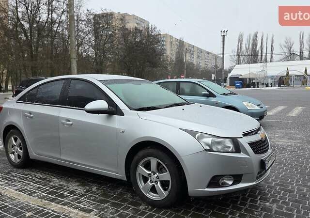 Серый Шевроле Круз, объемом двигателя 1.8 л и пробегом 160 тыс. км за 6800 $, фото 3 на Automoto.ua