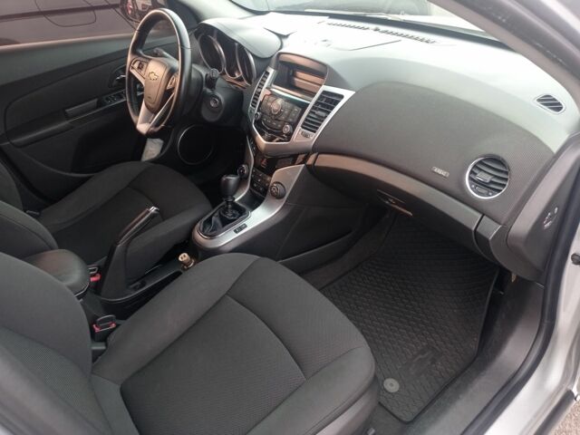 Серый Шевроле Круз, объемом двигателя 1.7 л и пробегом 294 тыс. км за 5400 $, фото 10 на Automoto.ua