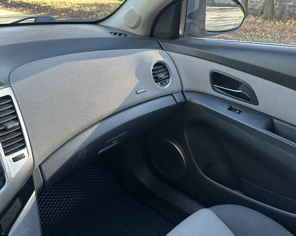 Серый Шевроле Круз, объемом двигателя 1.99 л и пробегом 196 тыс. км за 7200 $, фото 9 на Automoto.ua