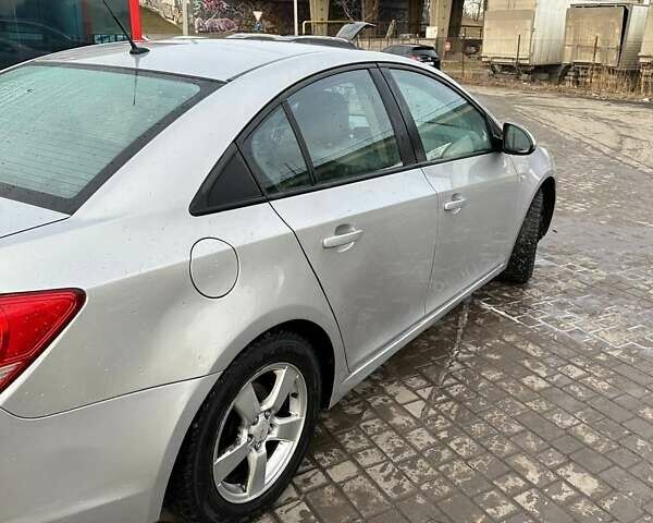 Серый Шевроле Круз, объемом двигателя 1.6 л и пробегом 174 тыс. км за 6700 $, фото 2 на Automoto.ua