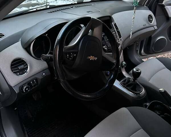 Серый Шевроле Круз, объемом двигателя 1.6 л и пробегом 174 тыс. км за 6700 $, фото 9 на Automoto.ua