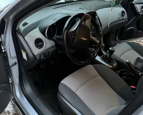 Серый Шевроле Круз, объемом двигателя 1.6 л и пробегом 174 тыс. км за 6700 $, фото 14 на Automoto.ua