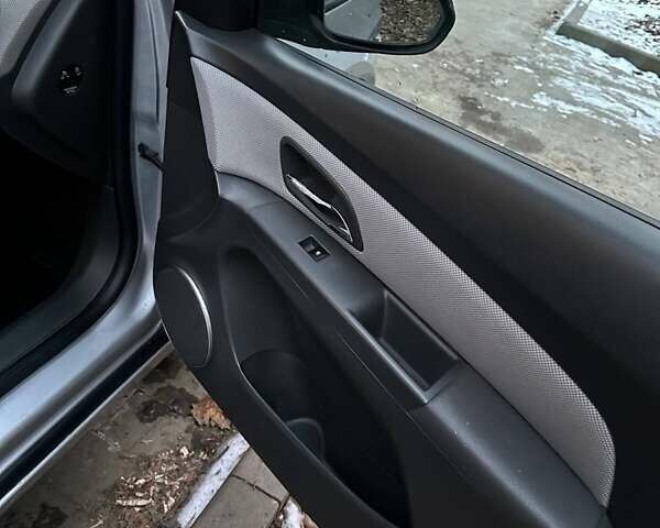 Серый Шевроле Круз, объемом двигателя 1.6 л и пробегом 174 тыс. км за 6700 $, фото 11 на Automoto.ua