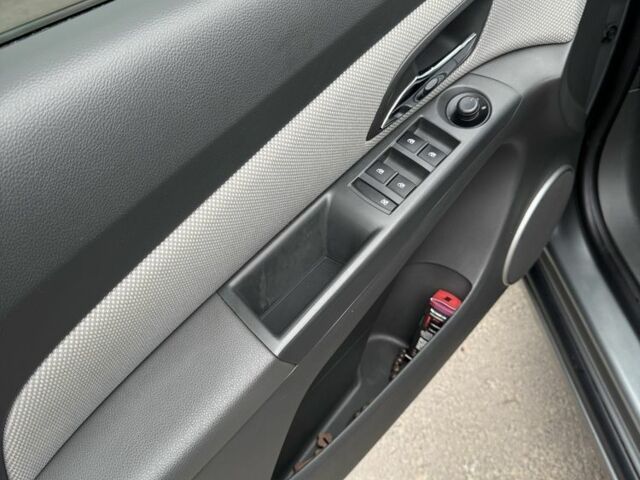 Серый Шевроле Круз, объемом двигателя 1.8 л и пробегом 3 тыс. км за 7000 $, фото 5 на Automoto.ua