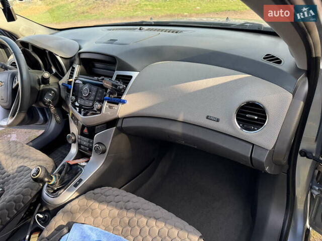 Серый Шевроле Круз, объемом двигателя 1.99 л и пробегом 208 тыс. км за 7800 $, фото 28 на Automoto.ua