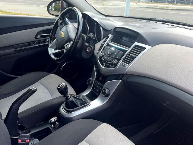 Серый Шевроле Круз, объемом двигателя 1.6 л и пробегом 200 тыс. км за 7300 $, фото 7 на Automoto.ua