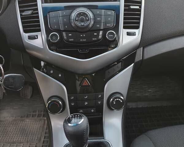 Сірий Шевроле Круз, об'ємом двигуна 2 л та пробігом 217 тис. км за 6200 $, фото 6 на Automoto.ua